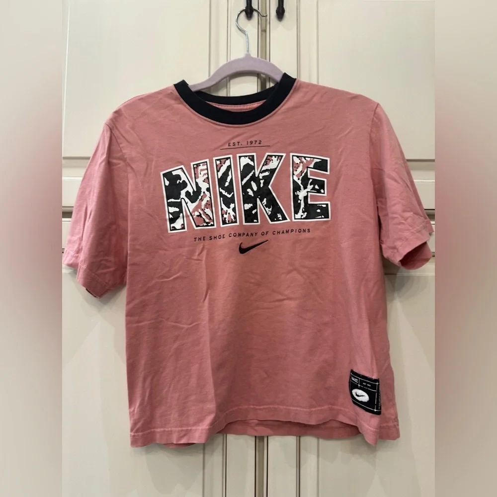 Nike Woman’s Graphic Tee in Pink